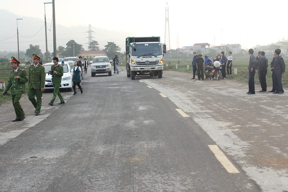Lực lượng cảnh sát có mặt tại hiện trường để đảm bảo an ninh trật tự, ổn định tình hình khu vực.