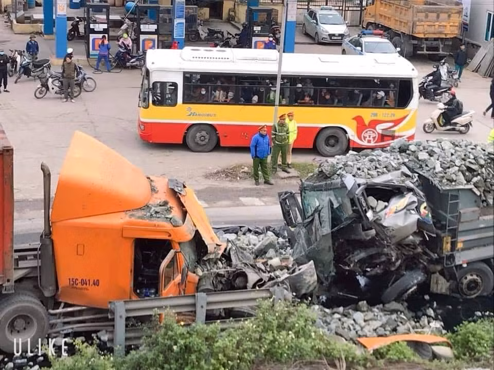 Xe tai cho da dam container kinh hoang tren duong Ha Noi