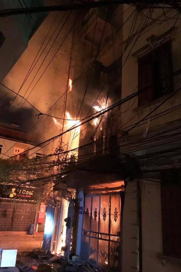 HN: Chay nha tren Phao Dai Lang, nhieu nguoi hoang so