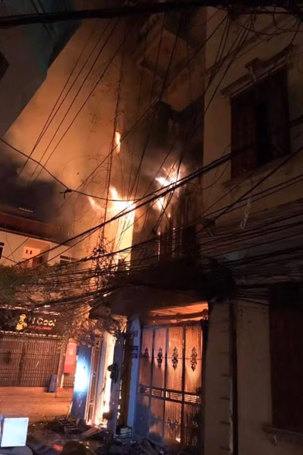 HN: Chay nha tren Phao Dai Lang, nhieu nguoi hoang so