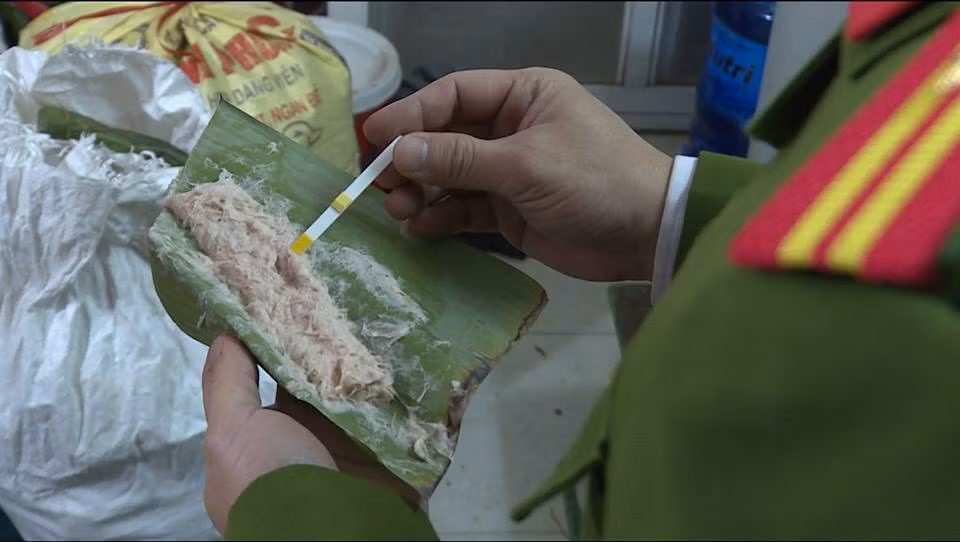 Tại hiện trường, đoàn kiểm tra liên ngày đã test nhanh đối với các loại giò ở đây thì phát nhiều thành phẩm dương tính với hàn the.