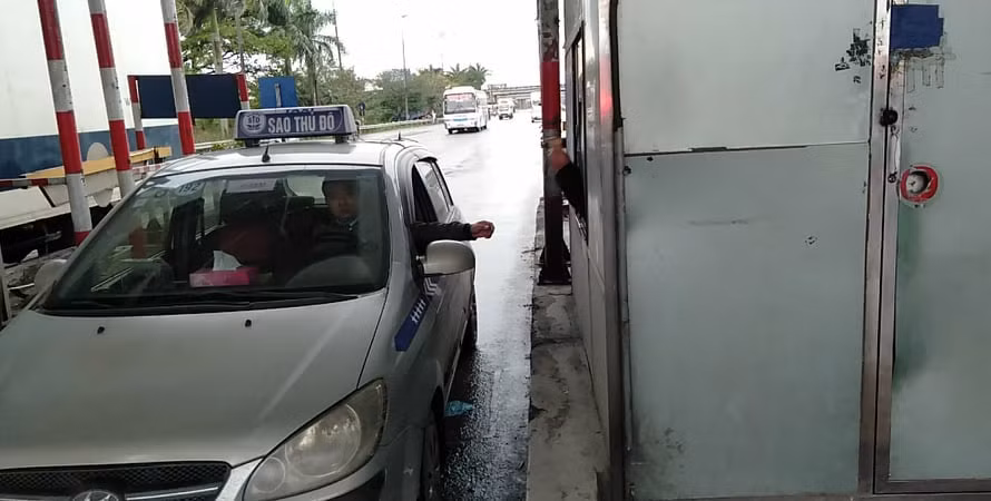 Một số ít tài xế khi qua trạm BOT Bắc Thăng Long - Nội Bài vẫn móc tiền để mua vé bình thường.