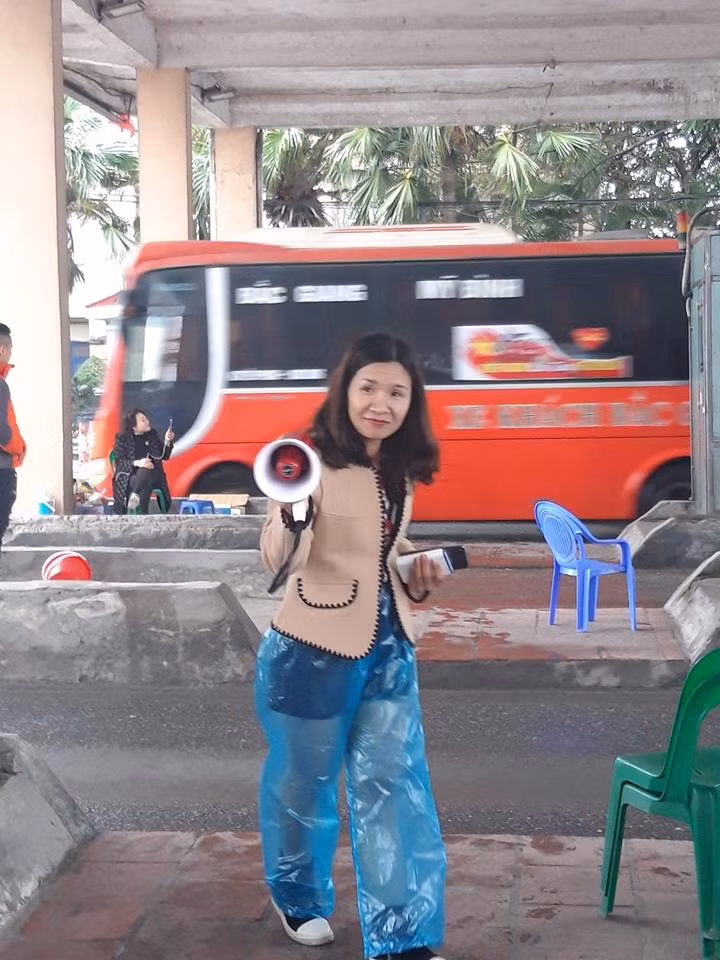 Dù thời tiết mưa, lạnh nhưng trước đó nhiều tài xế nữ vẫn đưa nhau đến trạm BOT Bắc Thăng Long - Nội Bài phản đối thu phí hộ. Đáng chú ý, đã hơn 2 tháng nhưng phía nhà thầu là Công ty cổ phần BOT Vietracimex 8 kiên quyết không chịu ra đối thoại. “Việc đối thoại để nắm bắt, lắng nghe tâm tư, nguyện vọng các tài xế để có biện pháp tháo gỡ trước vấn đề đang xảy ra. Còn việc thu phí tại trạm BOT này vẫn duy trì đến khi nào có sự chỉ đạo của Bộ Giao thông vận tải”, - ông Nguyễn Văn Huyện - Tổng cục trưởng, Tổng cục Đường bộ Việt Nam cho PV Kiến Thức biết.