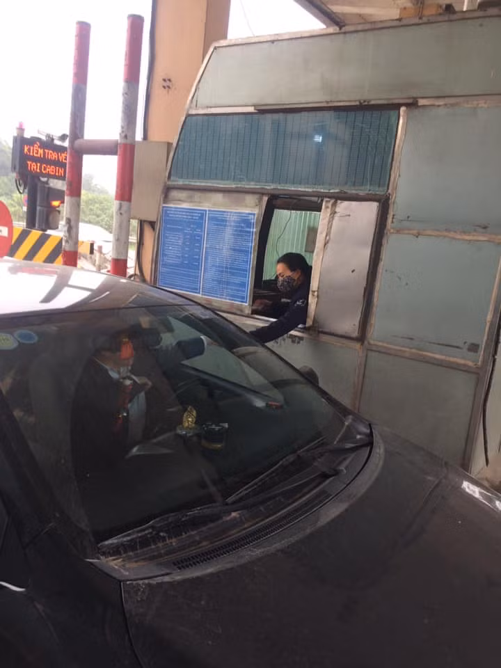 Dù biết trạm BOT này đang xả nhưng một số tài xế vẫn chấp hành việc mua vé.