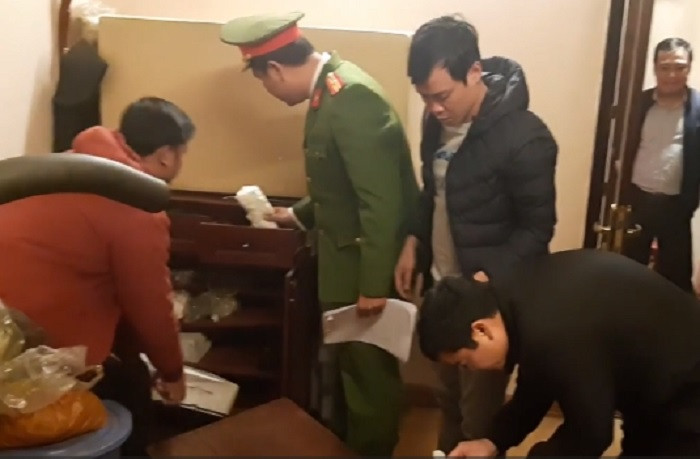 Cảnh sát di chuyển lần lượt qua các gian phòng trong nhà Hưng "kính".