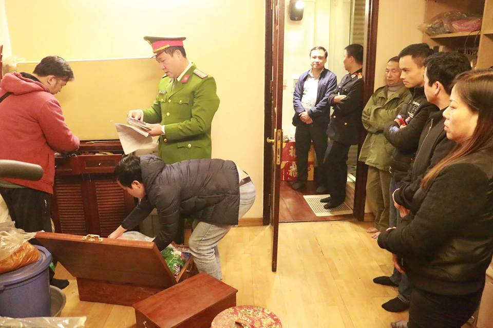 Những tủ đồ nhỏ nhất cũng được lực lượng chức năng khám xét một cách kỹ lưỡng.