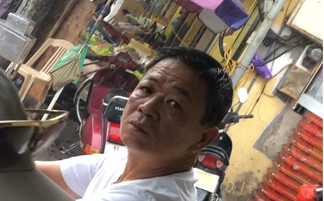 Công an Hà Nội cho biết, Hưng “kính” là đối tượng chủ mưu cầm đầu trong vụ việc “bảo kê” tại chợ Long Biên và nhắn tin đe dọa hai nữ phóng viên thực hiện loạt bài phóng sự liên quan đến hoạt động “bảo kê” chợ Long Biên - phóng viên Nguyễn Thị Liên (công tác tại VTV) và nhà báo Thu Trang (công tác tại báo Phụ nữ TP HCM).