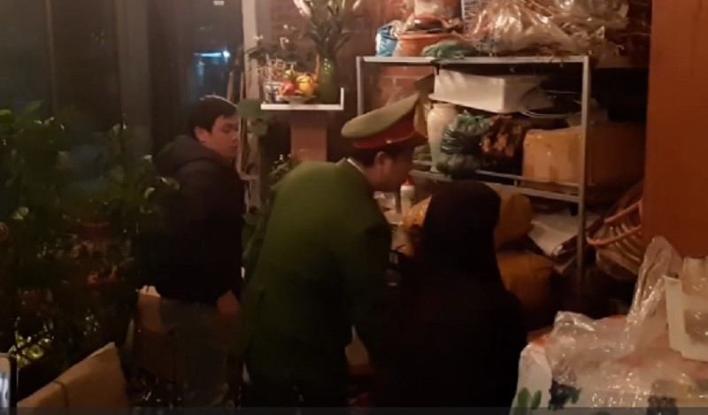 Việc khám xét nhà Hưng "kính" có sự chứng kiến của các cơ quan chức năng và người nhà của Hưng "kính".