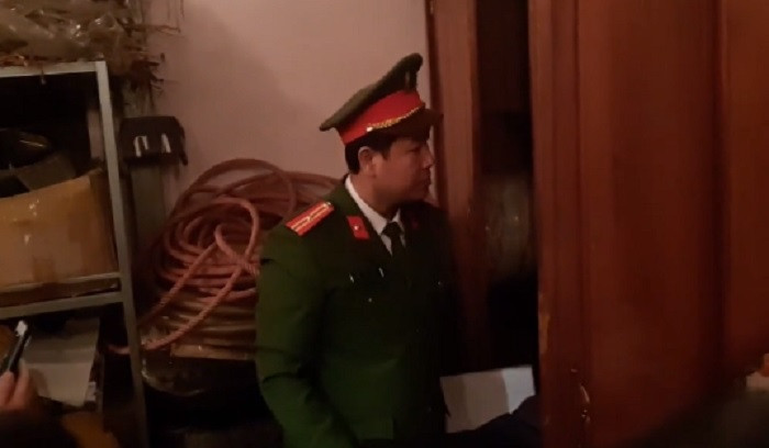 Lực lượng cảnh sát khám xét rất cẩn thận.