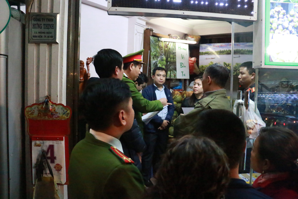 Khoảng 19h35 tối 4/1/2019, sau khi Hưng “kính” bị bắt, nhiều cảnh sát và các lực lượng liên quan đã đến nhà của đối tượng ở số 11, phố Hàng Đậu (quận Hoàn Kiếm, TP Hà Nội) để tiến hành khám xét. Ảnh cảnh sát đọc lệnh khám xét.