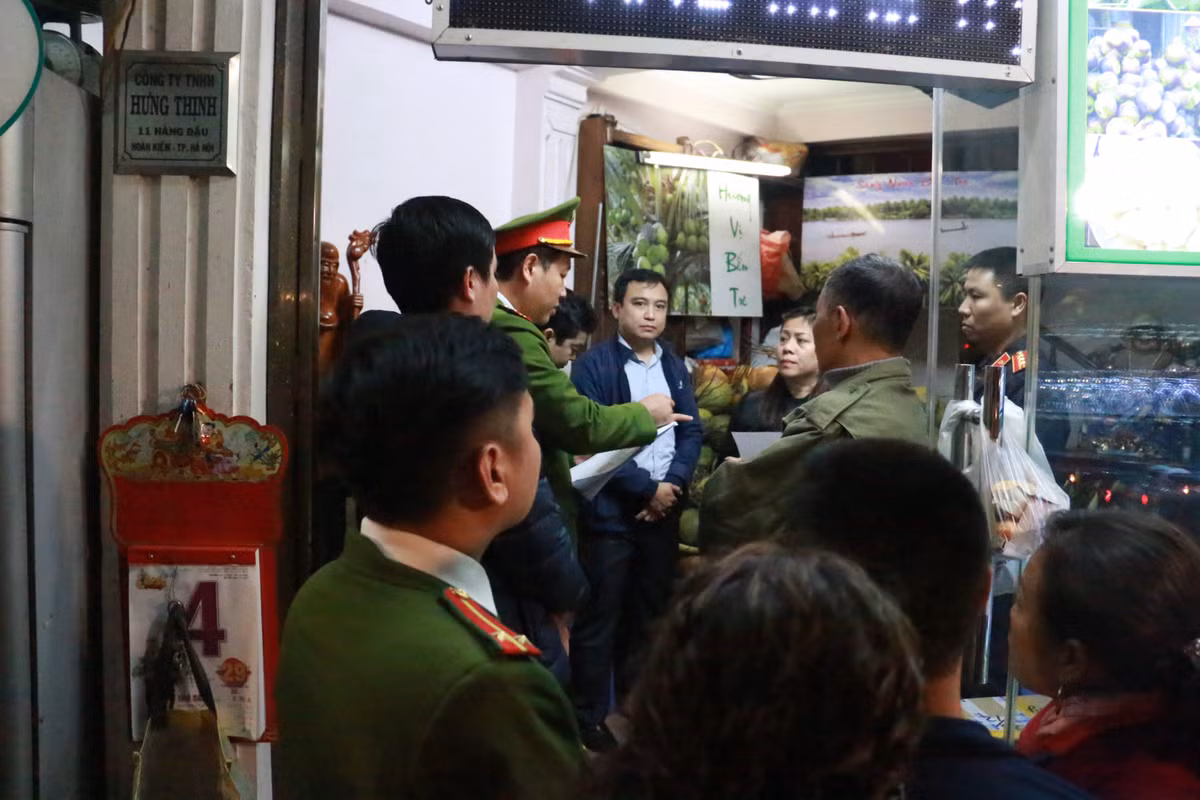 Khoảng 19h35 tối 4/1/2019, sau khi Hưng “kính” bị bắt, nhiều cảnh sát và các lực lượng liên quan đã đến nhà của đối tượng ở số 11, phố Hàng Đậu (quận Hoàn Kiếm, TP Hà Nội) để tiến hành khám xét. Ảnh cảnh sát đọc lệnh khám xét.