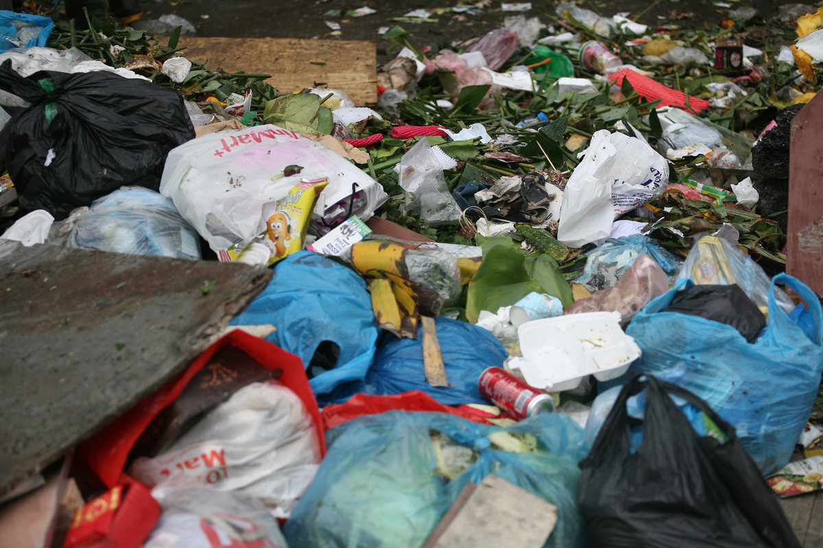 Đủ thứ rác thải xung quanh các tuyến phố Hà Nội vẫn nằm "chình ình".