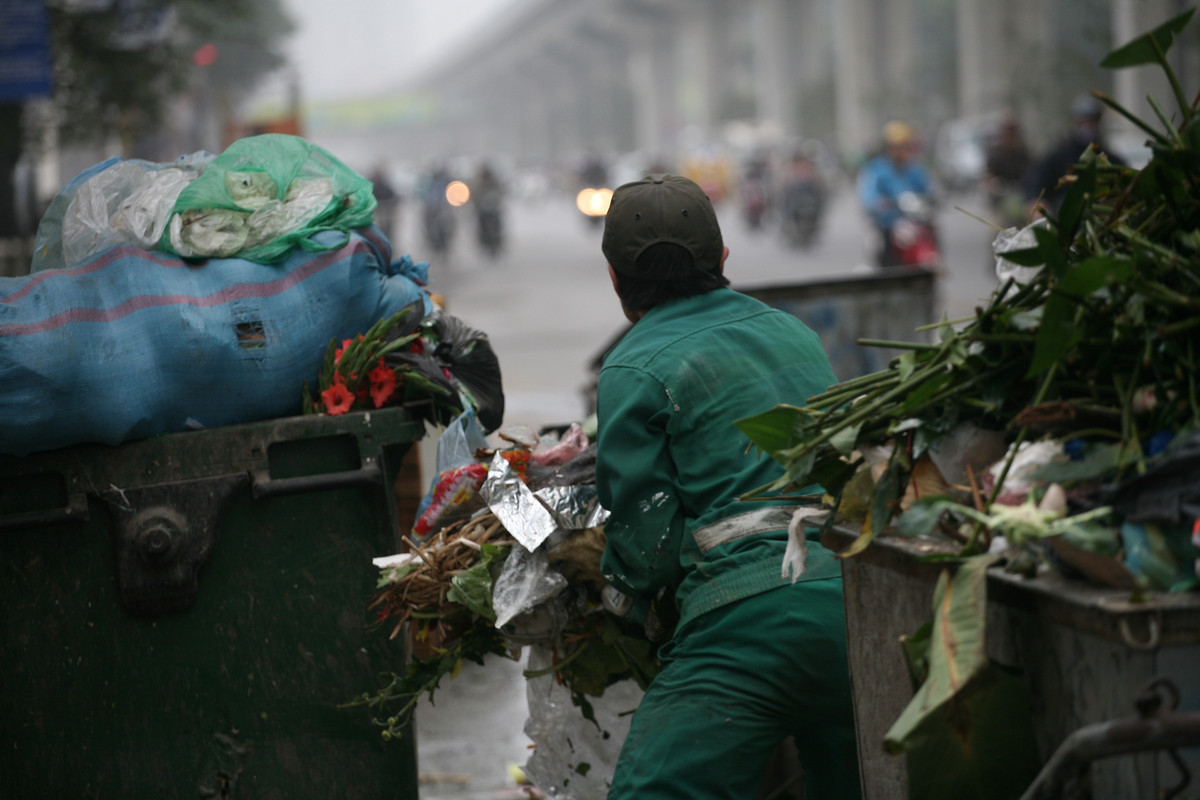 Những công nhân vất vả thu gom nhưng không biết đổ rác đi đâu.