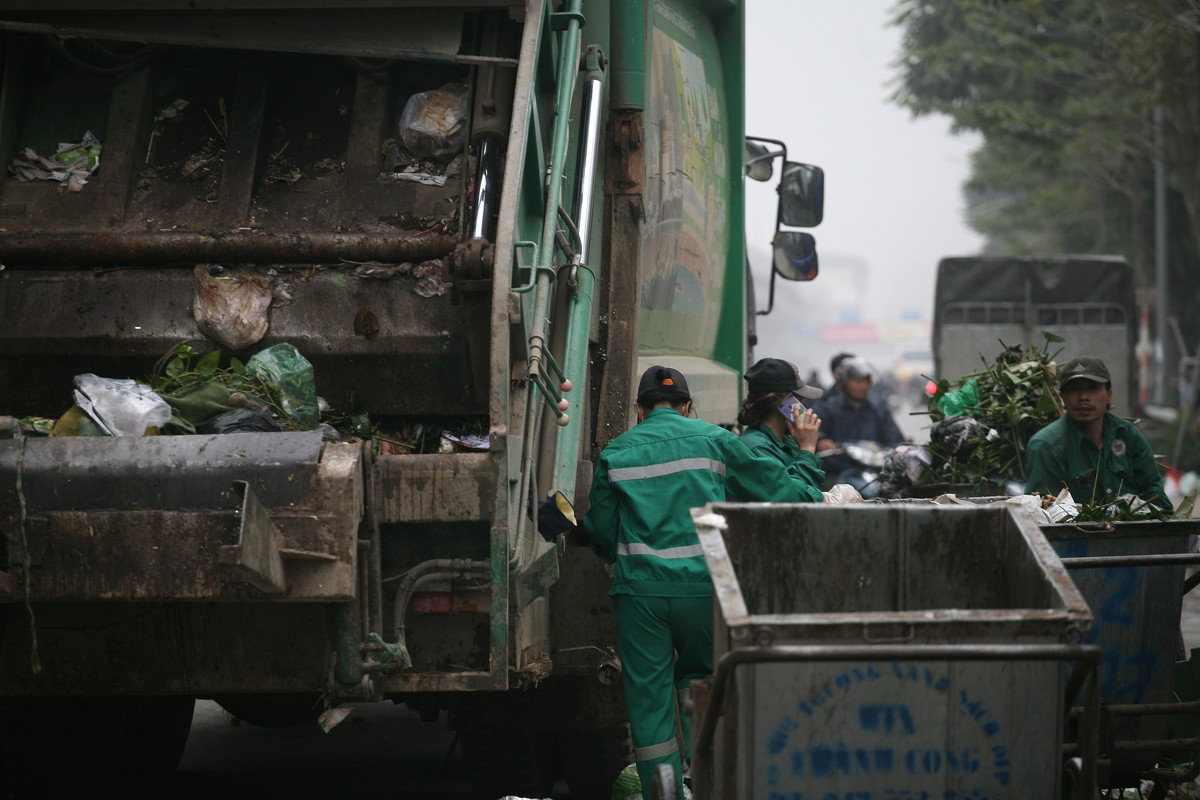Trước đó, ngày 13/1, Phó Chủ tịch UBND TP Hà Nội Nguyễn Thế Hùng đã ký công văn hỏa tốc gửi các sở ngành, UBND huyện Sóc Sơn giao nhiệm vụ cụ thể thực hiện công tác giải phóng mặt bằng vùng ảnh hưởng môi trường bán kính 500 mét khu liên hợp xử lý chất thải Sóc Sơn (huyện Sóc Sơn, Hà Nội).