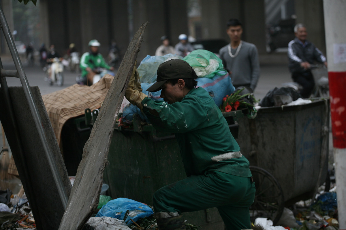 Việc người dân ở Sóc Sơn chặn không cho xe rác vào khu liên hợp xử lý chất thải Sóc Sơn là nguyên nhân rác thải chồng chất ở các tuyến phố Hà Nội.
