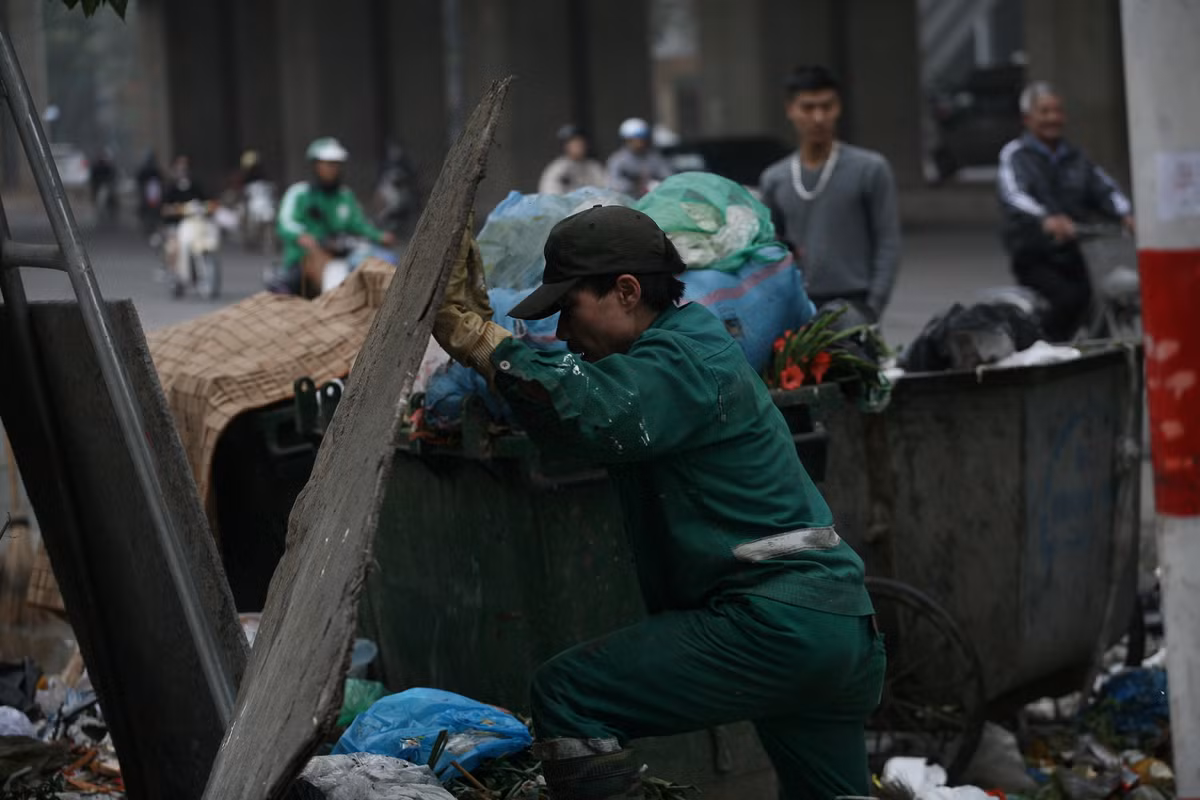 Việc người dân ở Sóc Sơn chặn không cho xe rác vào khu liên hợp xử lý chất thải Sóc Sơn là nguyên nhân rác thải chồng chất ở các tuyến phố Hà Nội.