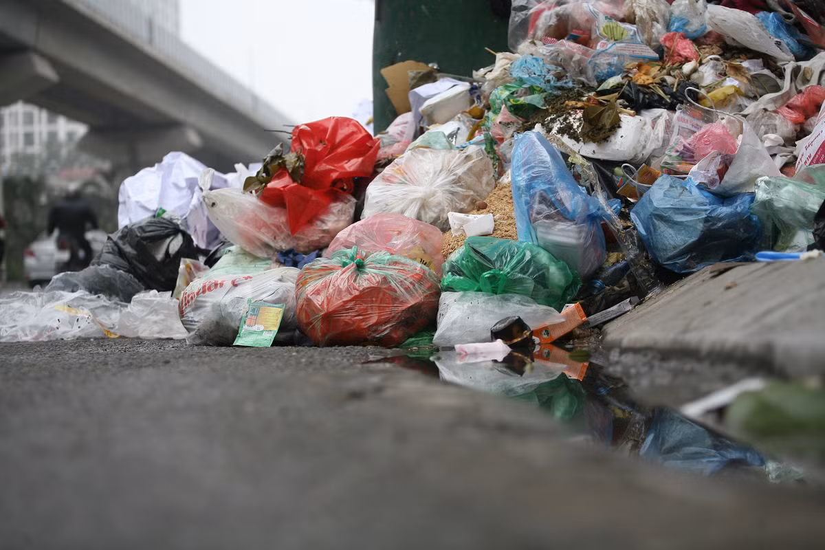 Nước thải chảy lênh láng trên đường Nguyễn Trãi (Hà Nội).