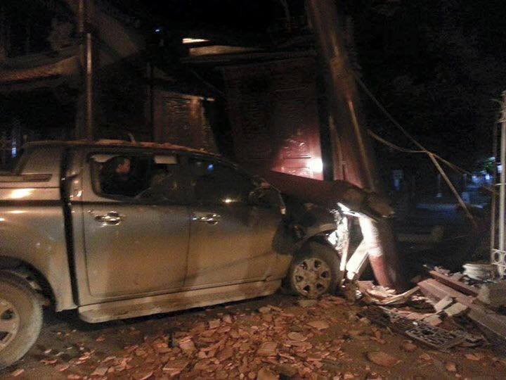 Tai nạn đã làm cổng chùa Ngòi bị gãy, hai cánh cửa đổ rạp vào phía trong.