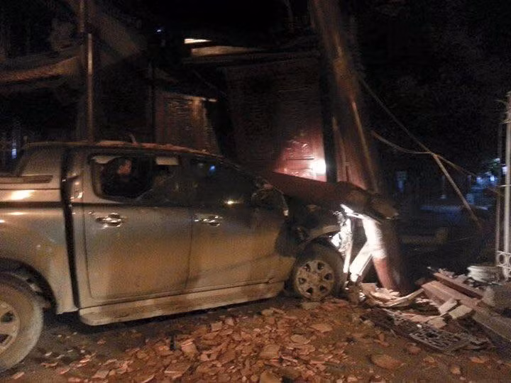 Tai nạn đã làm cổng chùa Ngòi bị gãy, hai cánh cửa đổ rạp vào phía trong.