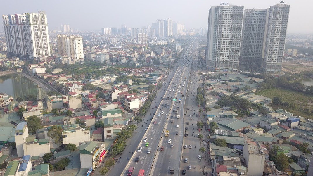 Sau khi xén dải phân cách giữa, thảm cỏ tuyến vành đai 3 được mở rộng mỗi bên từ 4 làn lên 6 làn xe chạy.