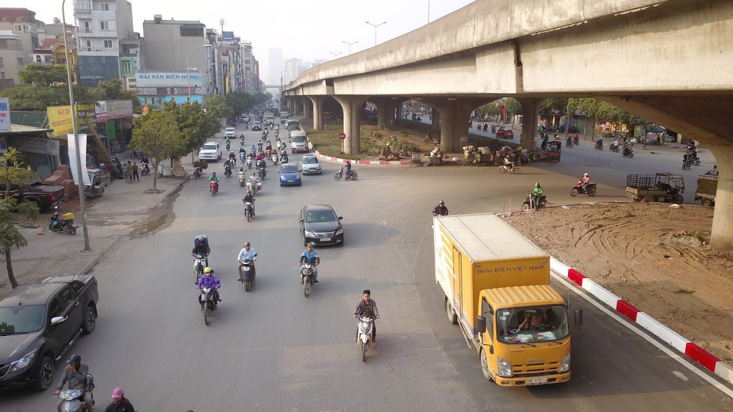 Tuyến đường vành đai 3 được mở rộng từ đoạn Mai Dịch đến cầu Dậu, kéo dài 8km, với kinh phí lên khoảng 100 tỷ đồng.