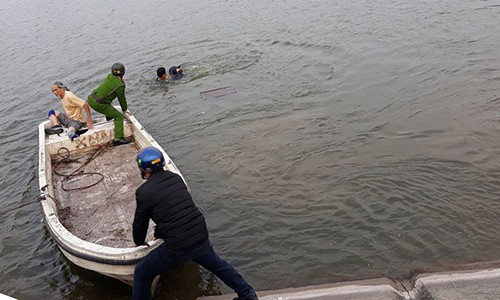 Canh sat boi xuong ho Linh Dam lanh leo giai cuu nguoi dan ong