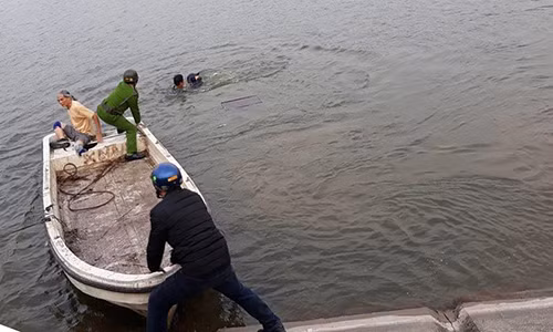 Canh sat boi xuong ho Linh Dam lanh leo giai cuu nguoi dan ong