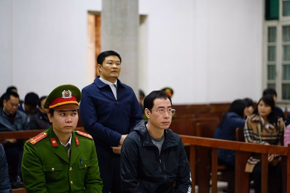 Bị cáo Đinh Văn Ngọc (SN 1973, nguyên Tổng Giám đốc Công ty BSR – người đứng).