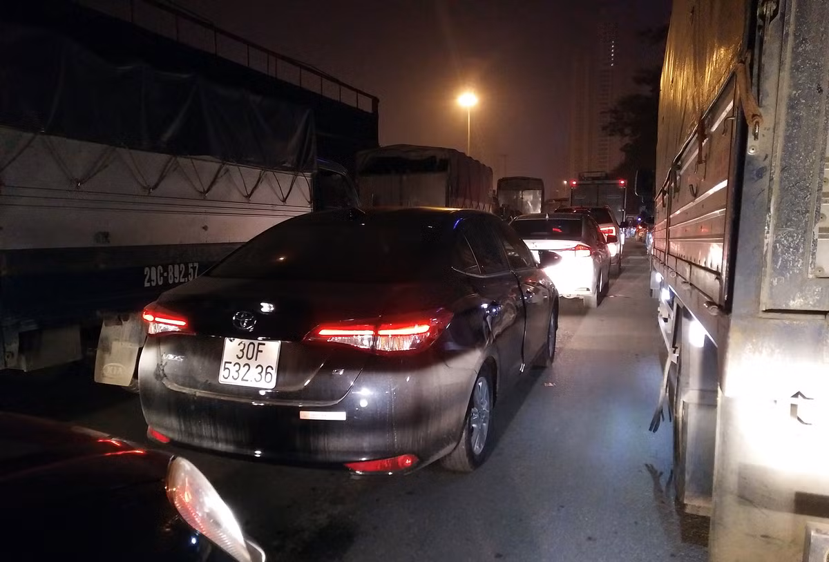 Ô tô nối đuôi nhau "dậm chân" tại chỗ.