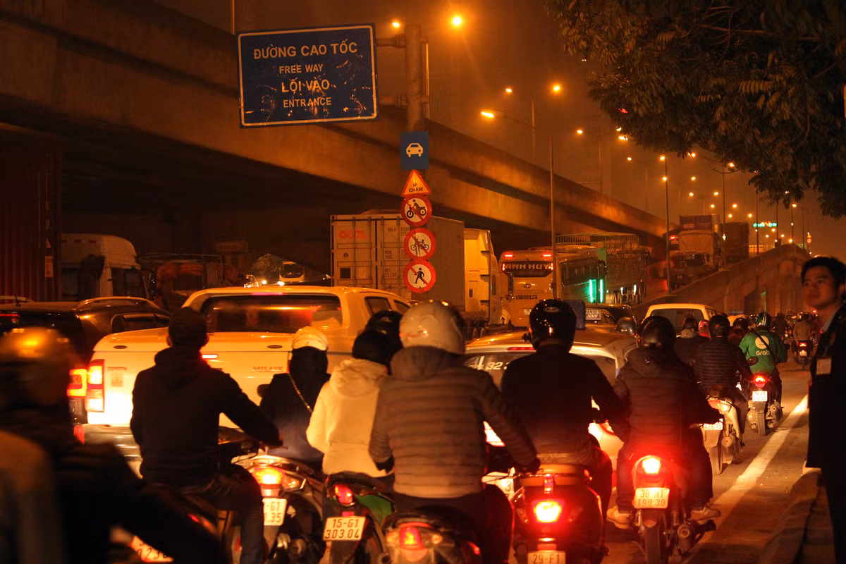 Đến tối, cảnh tắc đường cũng rất khủng khiếp. Ảnh đường Khuất Duy Tiến.