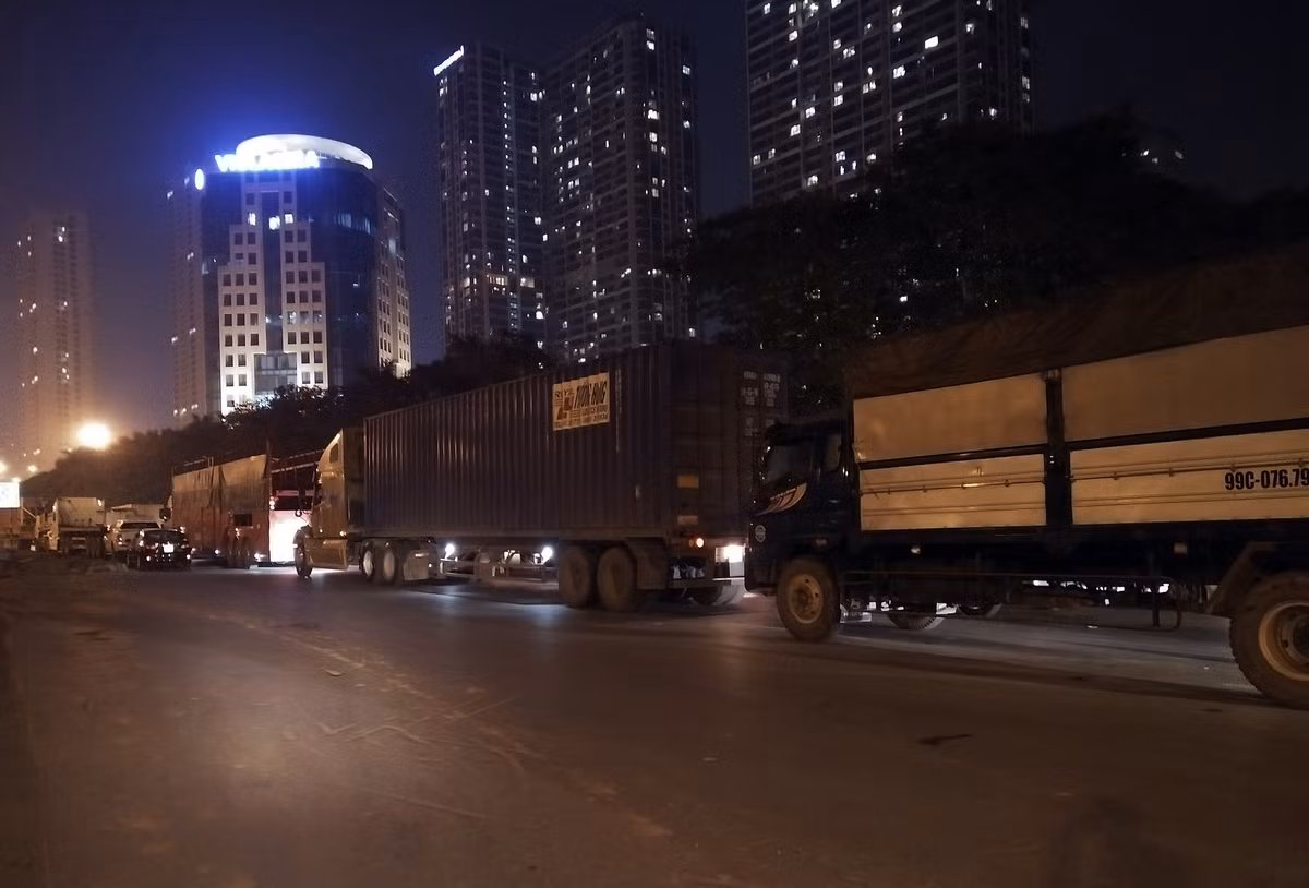 Đường Đại lộ Thăng Long hướng ra đường vành đai 3 trên cao thường xuyên rơi vào cảnh ùn tắc, đoạn đường này đang trở thành nỗi "ám ảnh" của cánh tài xế.