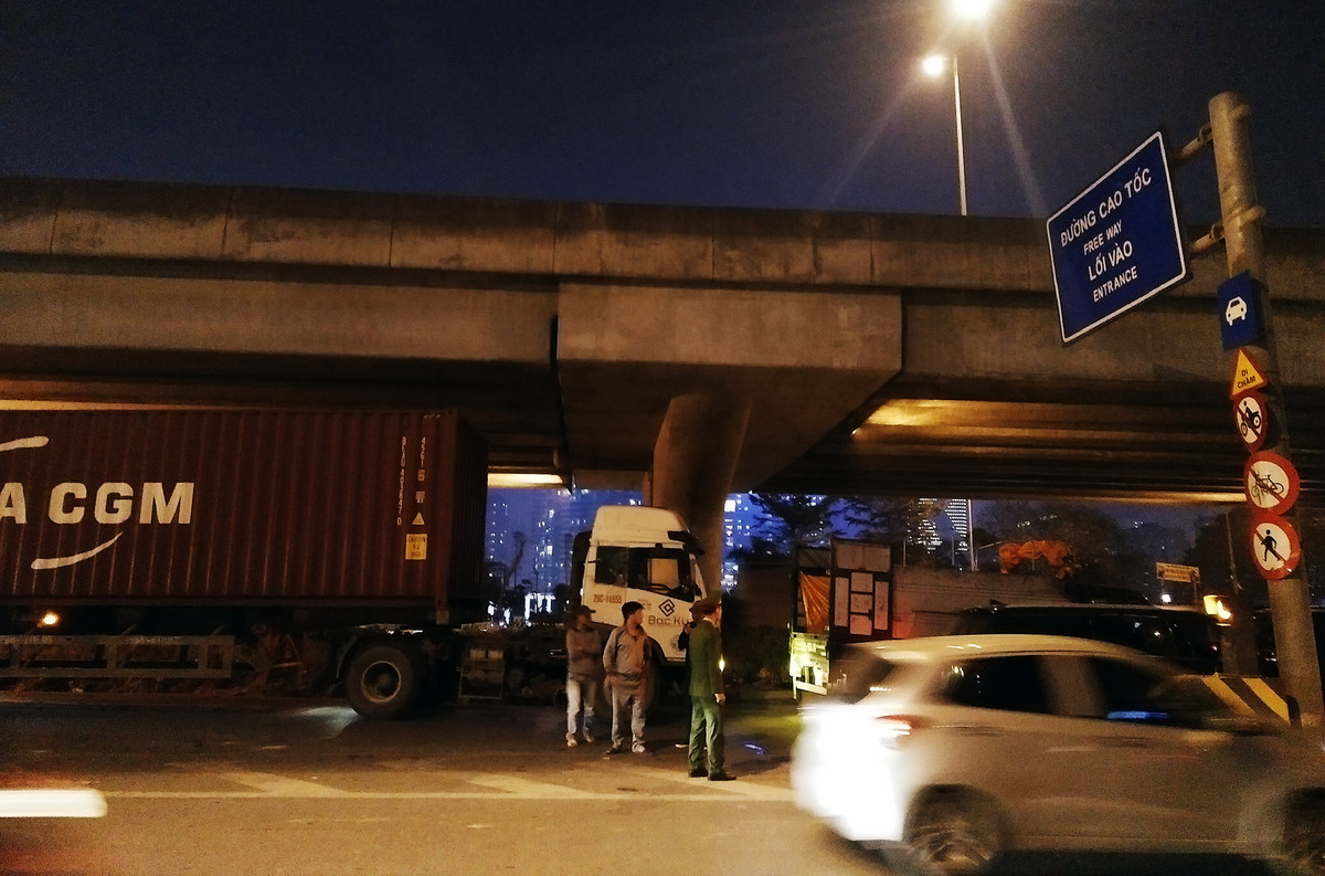 Lực lượng chức năng của Hà Nội thường xuyên được phân công tại điểm "nóng" Đại lộ Thăng long lên đường vành đai 3 trên cao, nhưng tình trạng hỗn loạn, ùn tắc vẫn liên tục xảy ra vào những ngày cận Tết Nguyên đán Kỷ Hợi 2019.