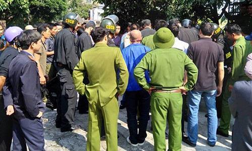 Canh sat khong che ong bo “ngao da” be con di giua duong Ha Noi