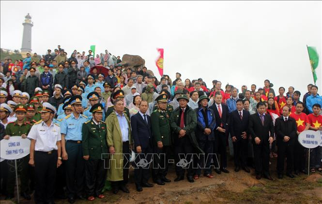 Đông đảo cán bộ, chiến sĩ, nhân dân tỉnh Phú Yên tham dự lễ chào cờ.
