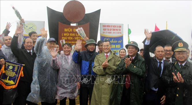 Lãnh đạo tỉnh Phú Yên tặng hoa chúc mừng những du khách đầu tiên đến Mũi Điện.