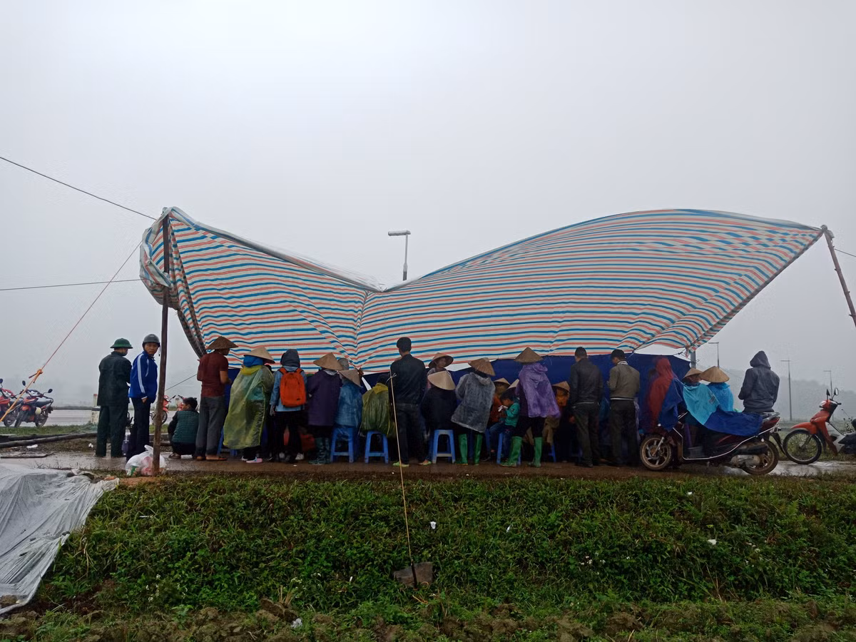 Theo người dân, sở dĩ họ cùng nhau chặn xe chở rác vào bãi rác Nam Sơn như vậy với mong muốn phía chính quyền phải đẩy nhanh tiến độ di dời và định cư cho những hộ dân sinh sống trong bán kính 500 mét quanh bãi rác Nam Sơn, hiện đang phải hứng chịu cảnh ô nhiễm làm ảnh hưởng đến sức khỏe.