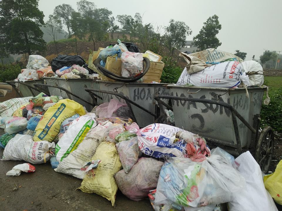 Rác thải chất thành đống lớn ở đường dẫn vào bãi rác thuộc xã Nam Sơn.