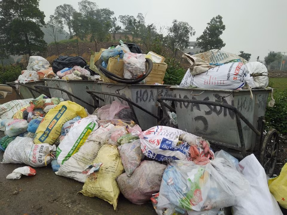 Rác thải chất thành đống lớn ở đường dẫn vào bãi rác thuộc xã Nam Sơn.