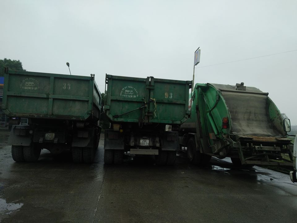 Các xe chở rác tập trung tại một cây xăng gần lối vào khu xử lý rác.