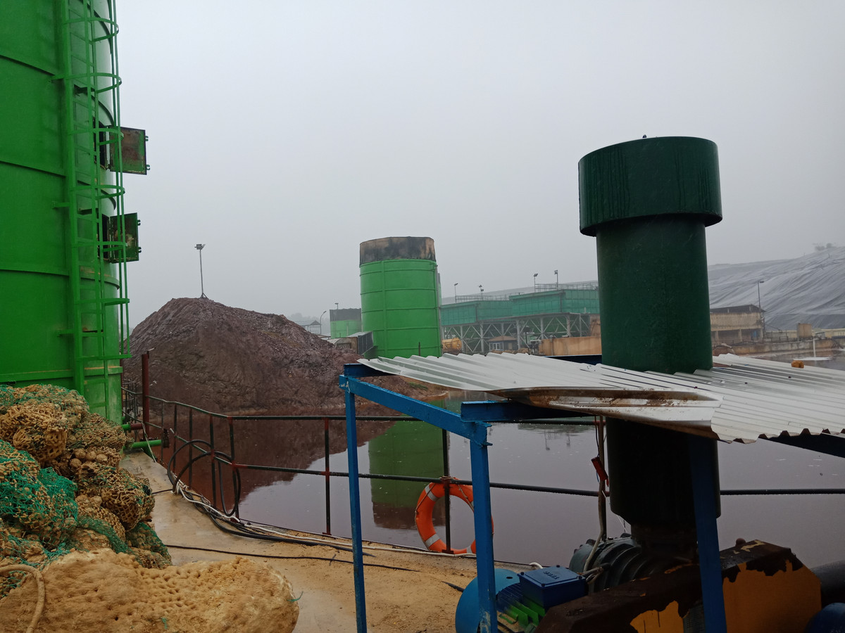 Ông Dục cho hay: “Lãnh đạo thành phố, huyện và các đơn vị liên quan đã đối thoại với người dân ba lần nhưng bãi rác vẫn bị phong tỏa lối vào. Vấn đề chủ yếu là vướng mắc về giải phóng mặt bằng. Về cơ bản các bên đã tìm được tiếng nói chung. Hiện 12 quận trên địa bàn TP Hà Nội đang gặp khó khăn do tình trạng ùn ứ rác. Chúng ta cầm cự được 3, 4 ngày thôi, sang đến ngày sau sẽ gặp rất nhiều khó khăn”.