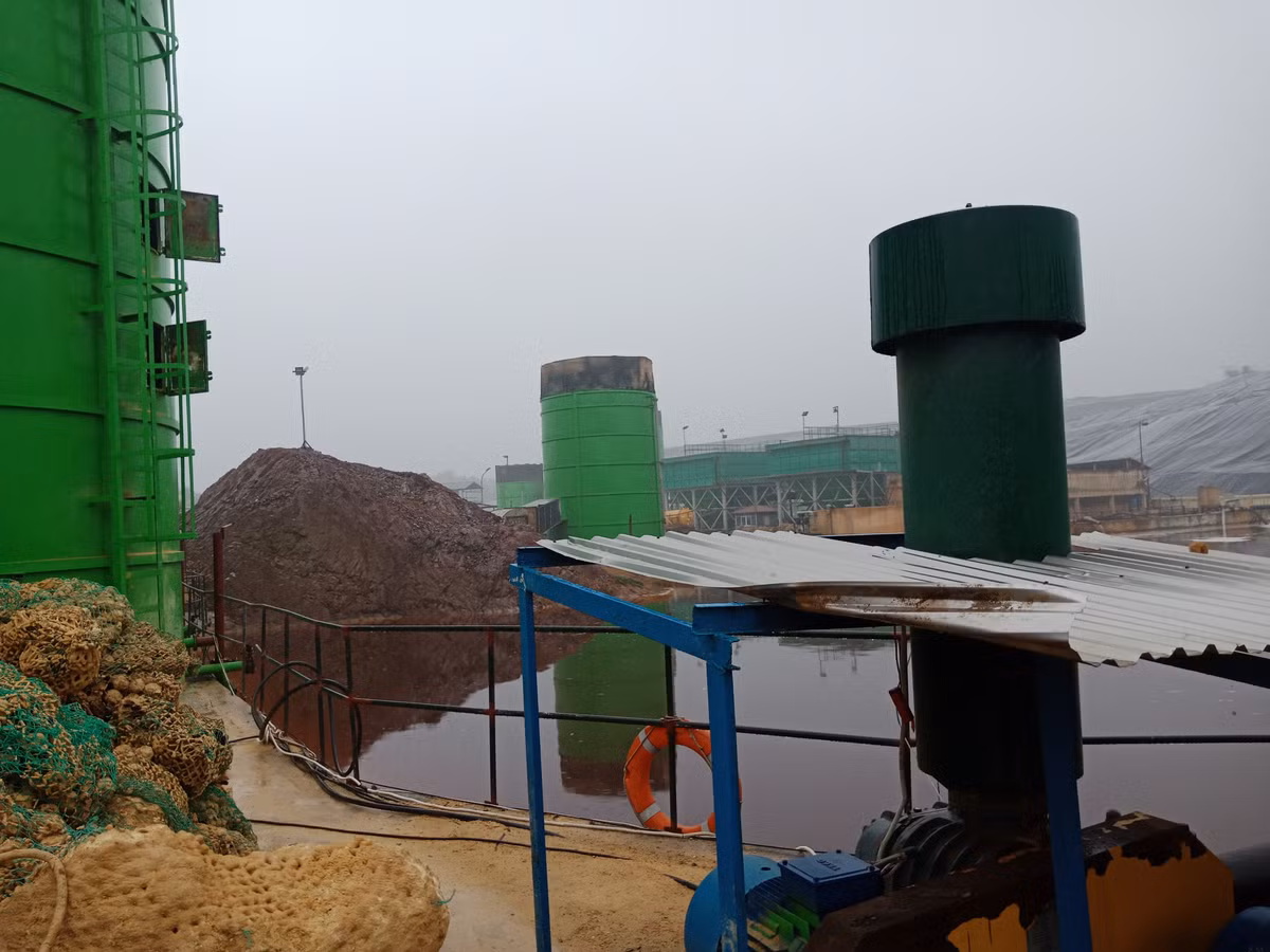 Ông Dục cho hay: “Lãnh đạo thành phố, huyện và các đơn vị liên quan đã đối thoại với người dân ba lần nhưng bãi rác vẫn bị phong tỏa lối vào. Vấn đề chủ yếu là vướng mắc về giải phóng mặt bằng. Về cơ bản các bên đã tìm được tiếng nói chung. Hiện 12 quận trên địa bàn TP Hà Nội đang gặp khó khăn do tình trạng ùn ứ rác. Chúng ta cầm cự được 3, 4 ngày thôi, sang đến ngày sau sẽ gặp rất nhiều khó khăn”.