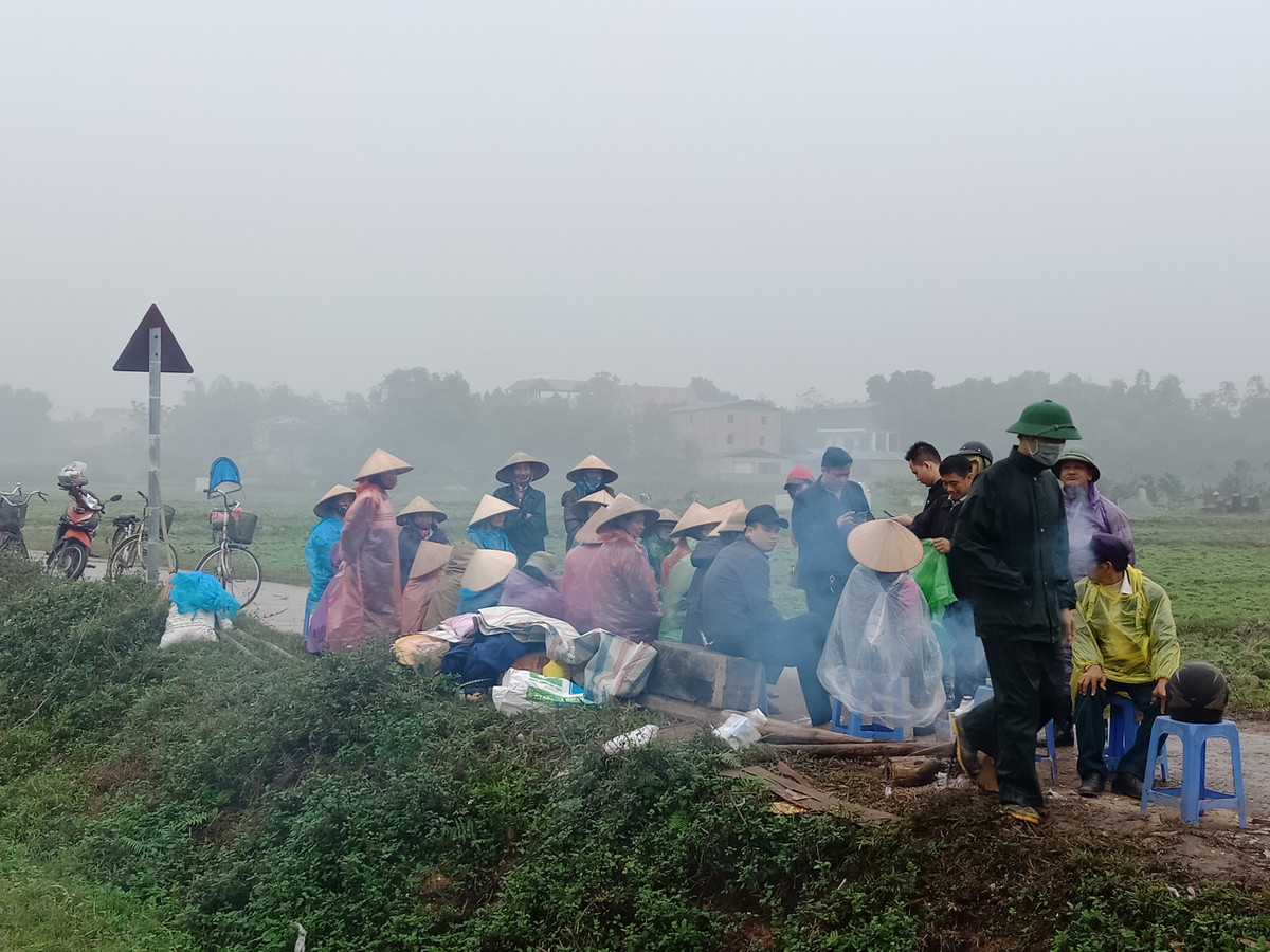 Vi sao nguoi dan dung leu bat chan xe cho rac tai Ha Noi?