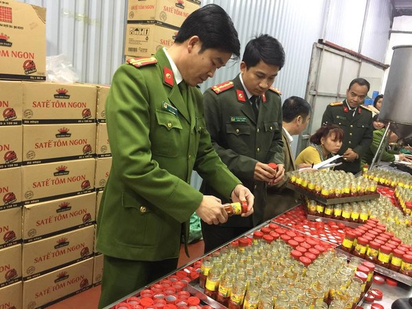 Ngày 23/1, Công an huyện Gia Lâm (TP Hà Nội) cho biết, vừa phối hợp với các đơn vị nghiệp vụ Công an TP Hà Nội kiểm tra bắt quả tang cơ sở sản phẩm do Lý Thị Quy (33 tuổi, trú tại xã Yên Thường, huyện Gia Lâm) làm chủ, sản xuất sa tế giả nhãn hiệu Thuận Phát.