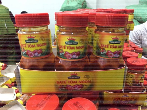 Lực lượng chức năng đã thu giữ gần 3.000 lọ sa tế thành phẩm, số lượng lớn sa tế đã qua chế biến đang chờ đóng hộp.