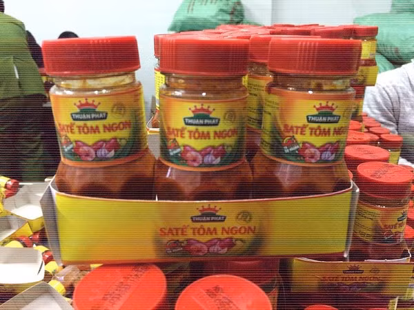 Lực lượng chức năng đã thu giữ gần 3.000 lọ sa tế thành phẩm, số lượng lớn sa tế đã qua chế biến đang chờ đóng hộp.