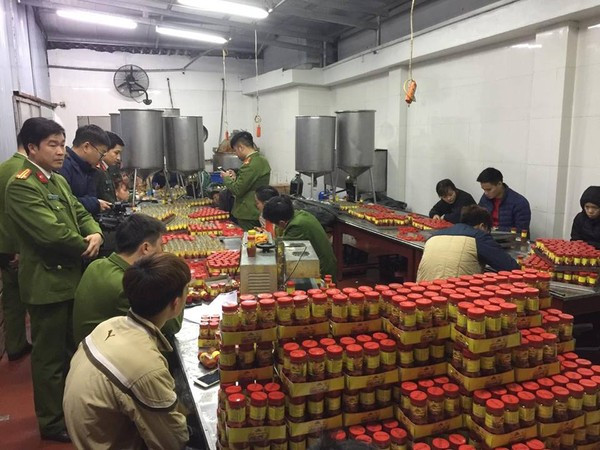 Tại thời điểm kiểm tra, lực lượng chức năng phát hiện gần 20 công nhân đang vận hành máy móc, đóng gói các sản phẩm sa tế giả vào lọ. Các sản phẩm này sau đó được dán nhãn mác sa tế Thuận Phát.