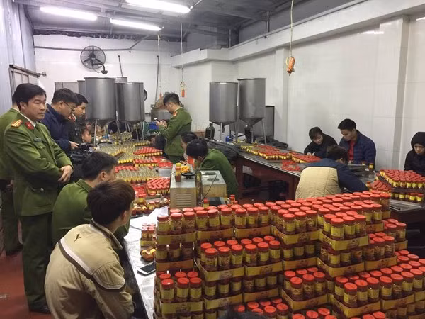 Tại thời điểm kiểm tra, lực lượng chức năng phát hiện gần 20 công nhân đang vận hành máy móc, đóng gói các sản phẩm sa tế giả vào lọ. Các sản phẩm này sau đó được dán nhãn mác sa tế Thuận Phát.