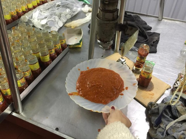 Hàng nghìn lọ, vỏ nhãn hiệu, máy đóng gói sa tế giả.