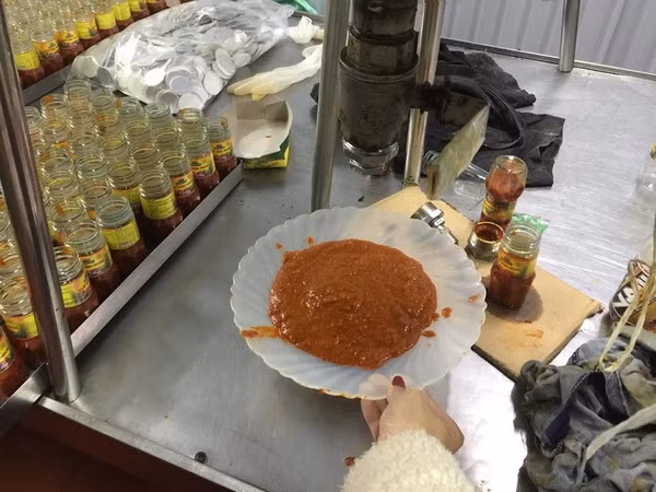 Hàng nghìn lọ, vỏ nhãn hiệu, máy đóng gói sa tế giả.