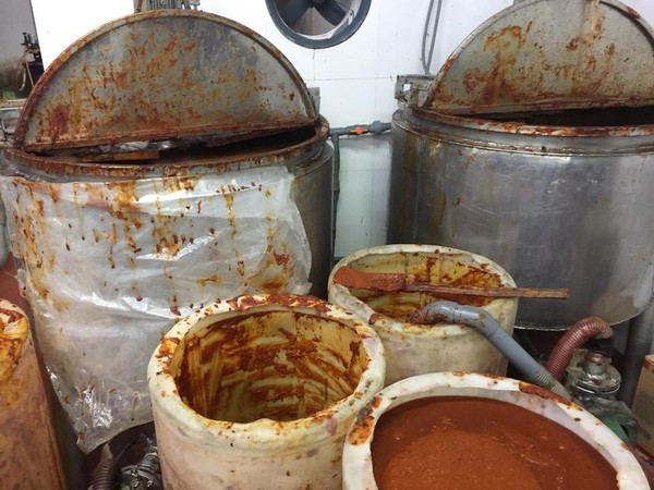 Hiện cơ quan Công an đang tiếp tục làm rõ, củng cố hồ sơ xử lý sai phạm của cơ sở sản xuất sa tế giả trên theo đúng quy định pháp luật.